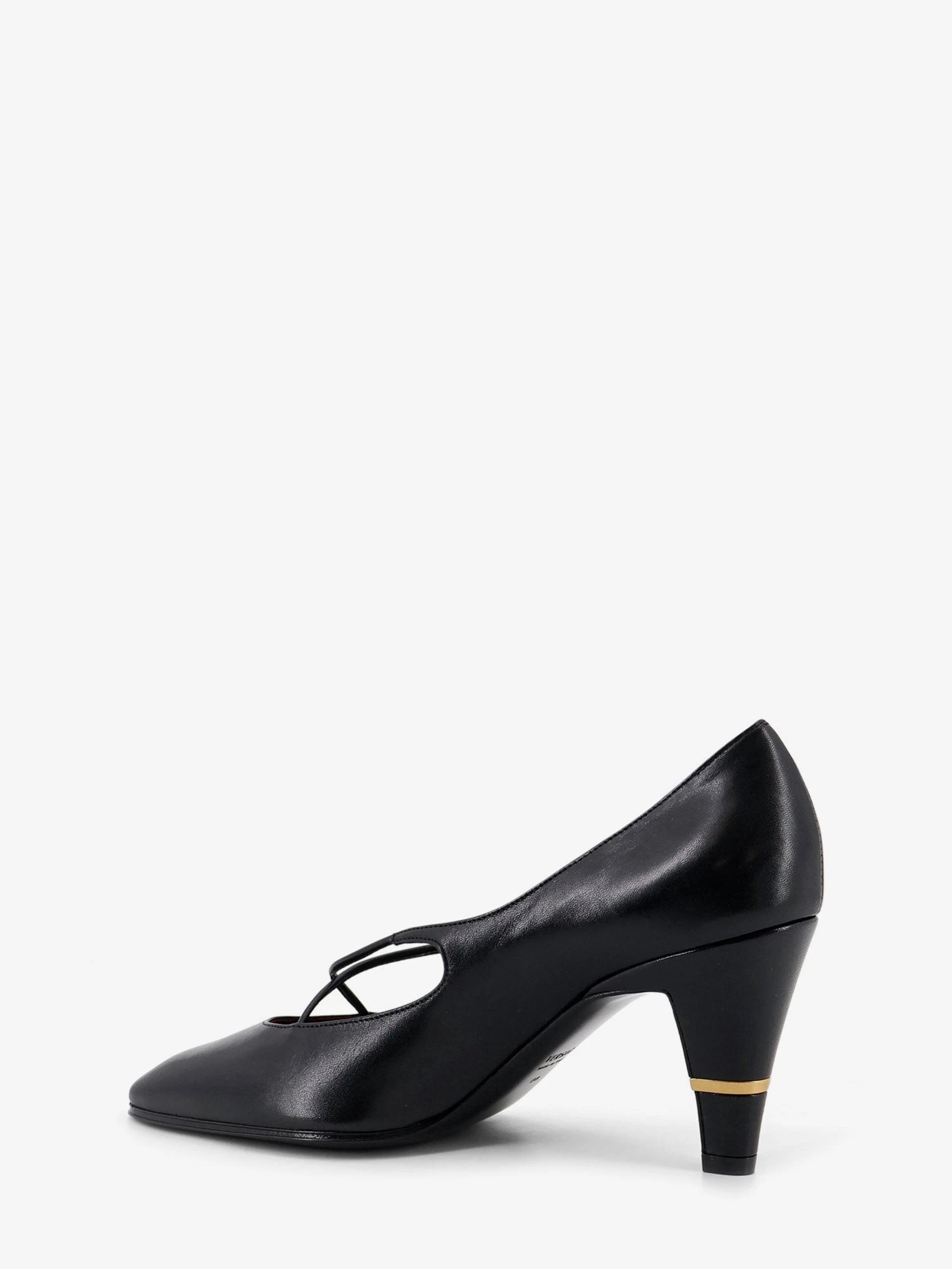 Criss-Cross Medallion leather pumps.webp
