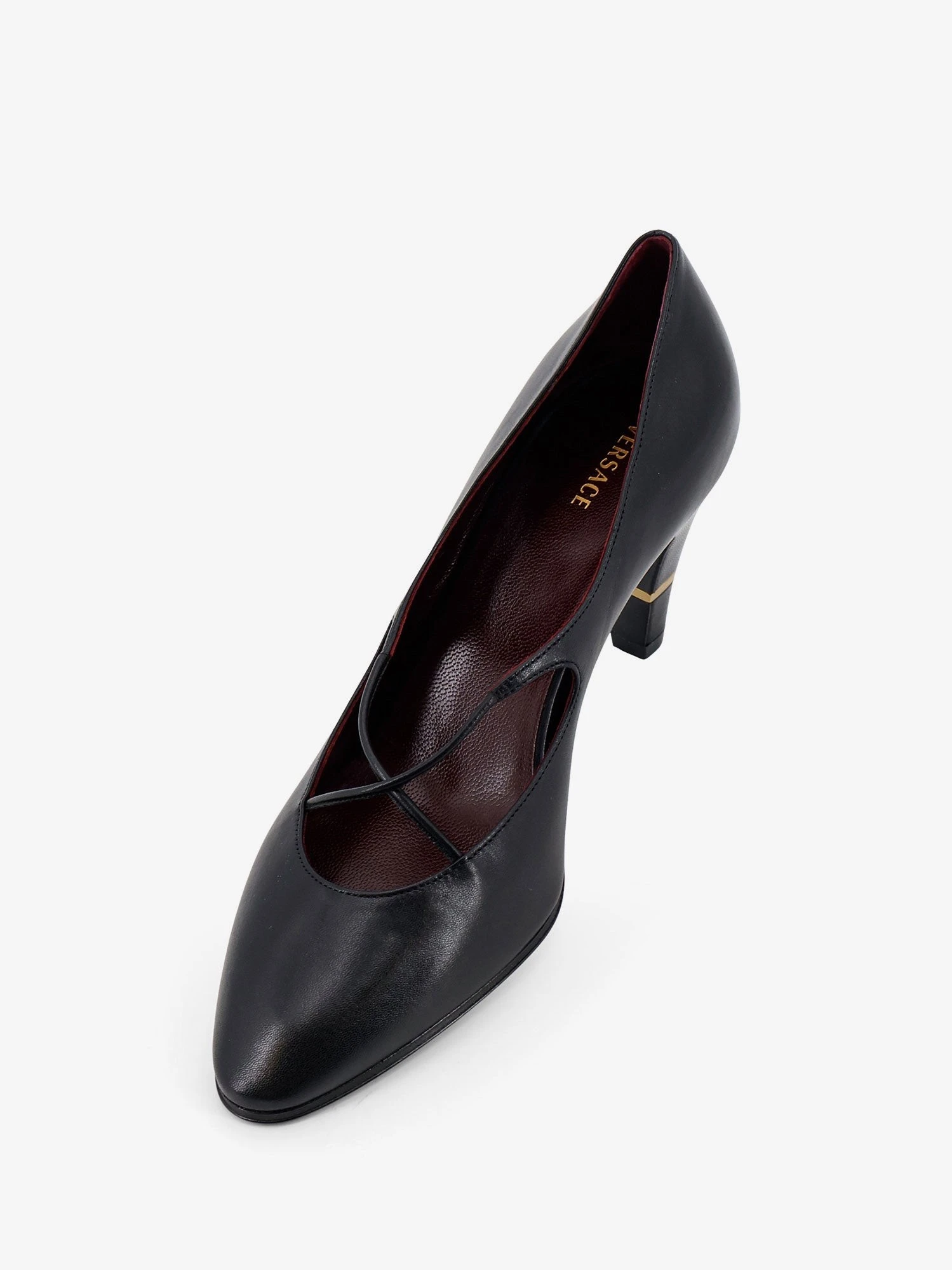 Criss-Cross Medallion leather pumps.webp