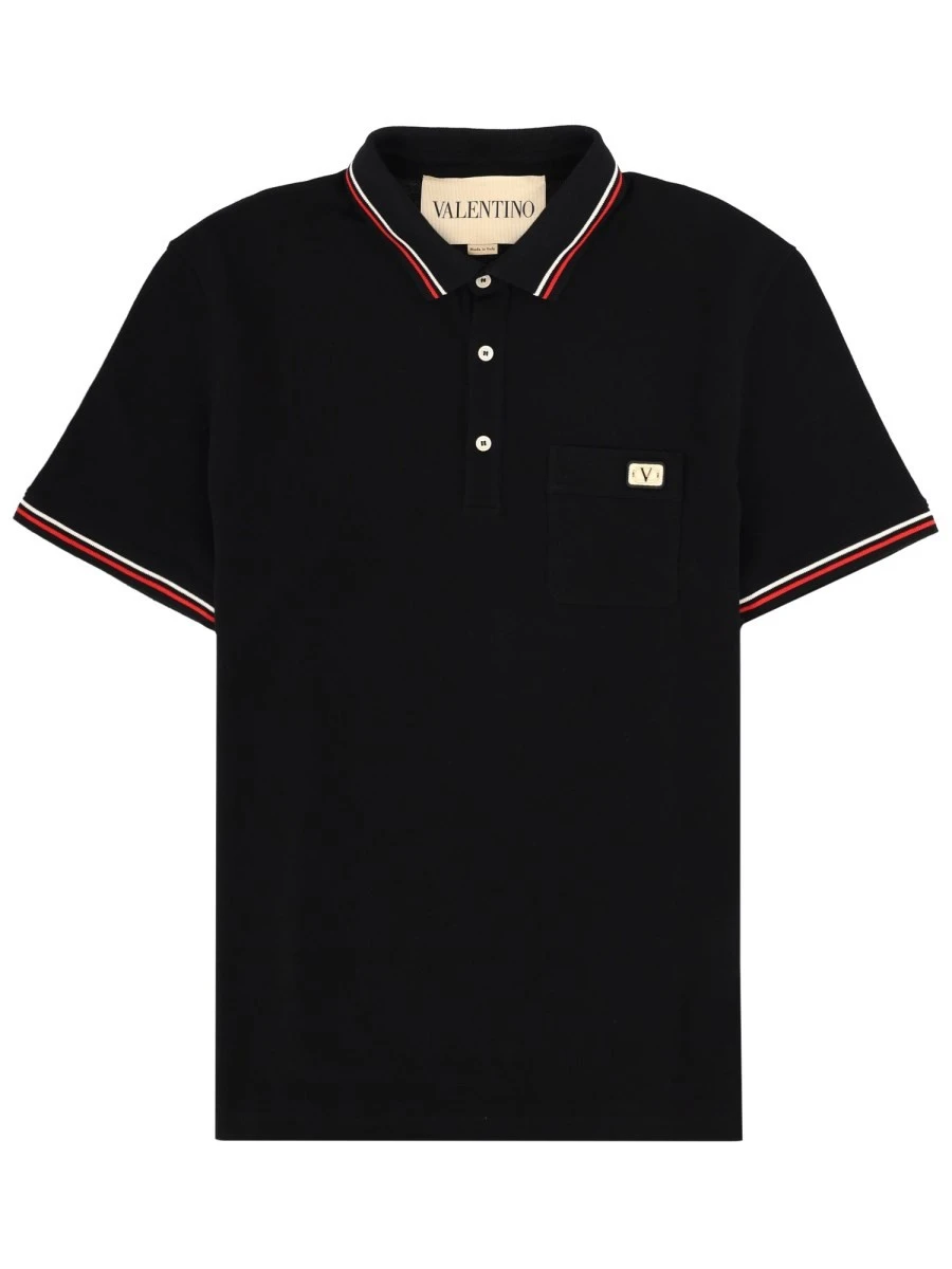 POLO CON PATCH LOGO.webp