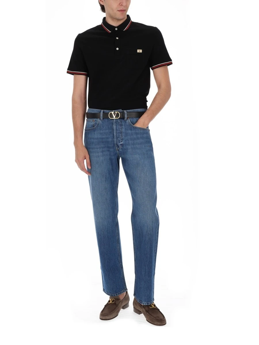 POLO CON PATCH LOGO.webp