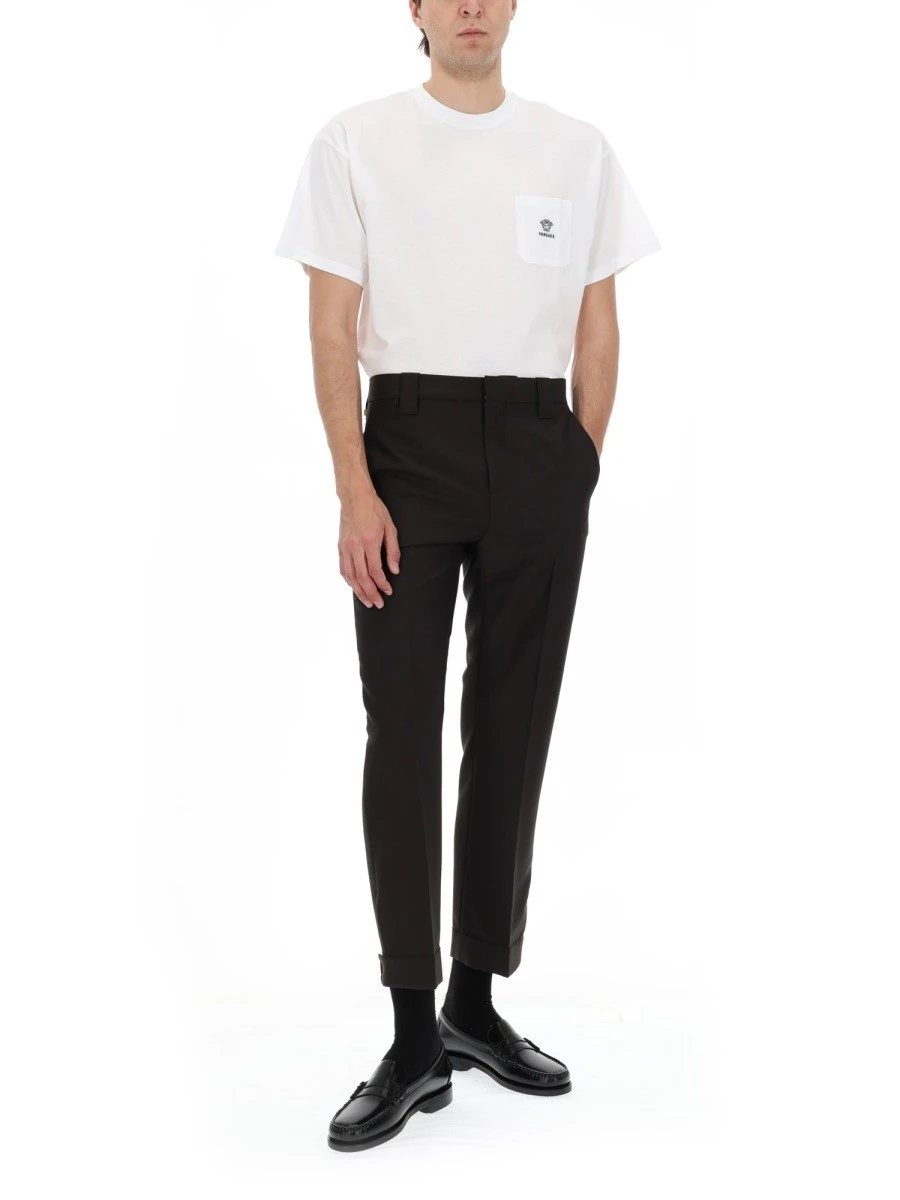T-SHIRT CON TASCHINO E LOGO.webp