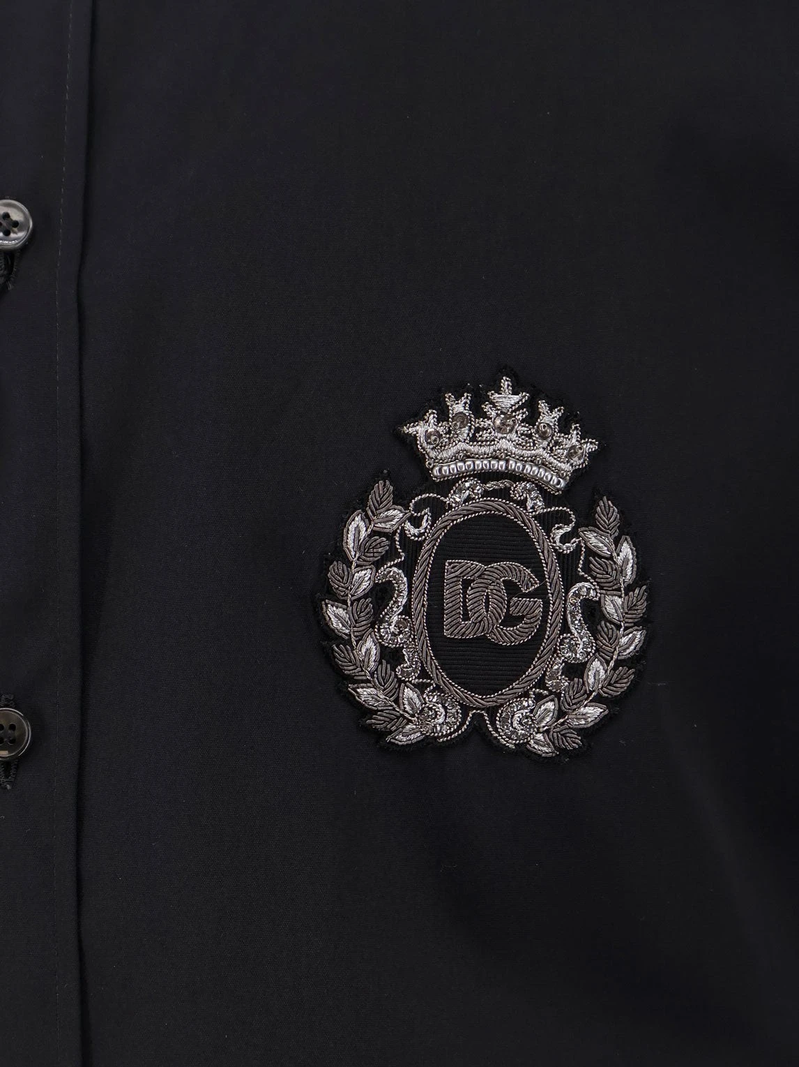 Cotton shirt with iconic logo on the front.webp