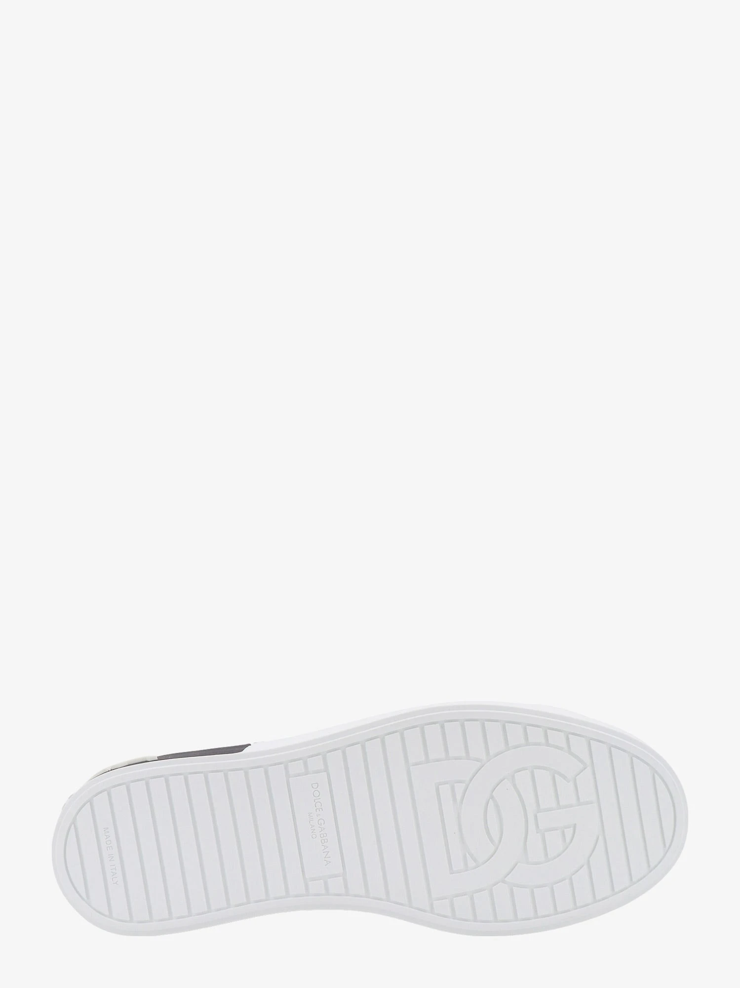 Low-top leather sneakers.webp