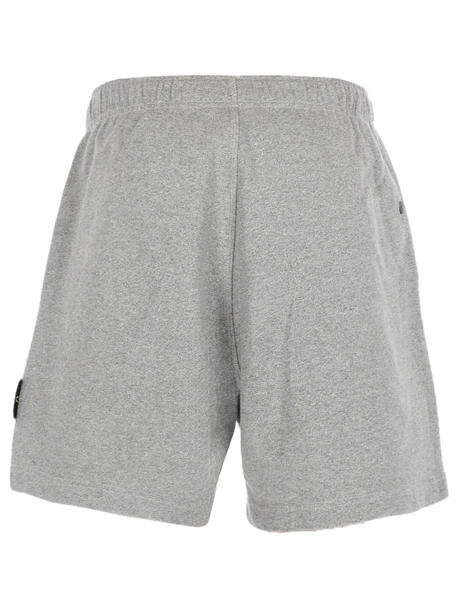 SHORTS CON PATCH LOGO.webp