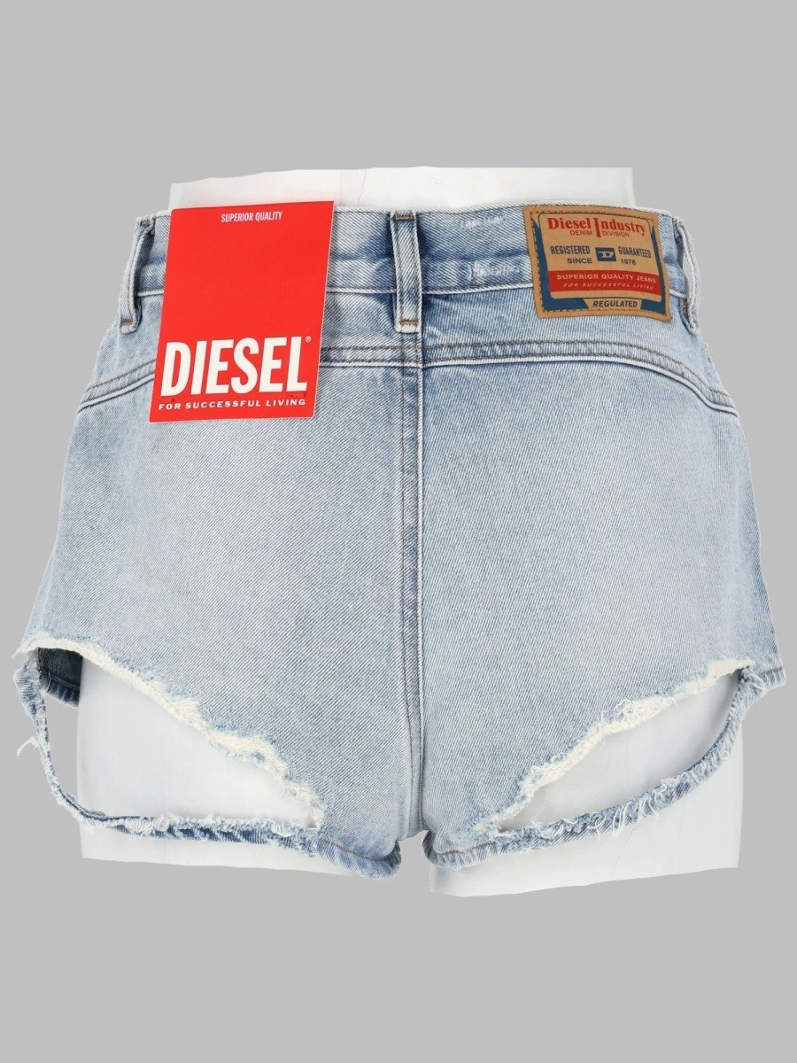 SHORTS IN DENIM CON ORLI SFRANGIATI.webp
