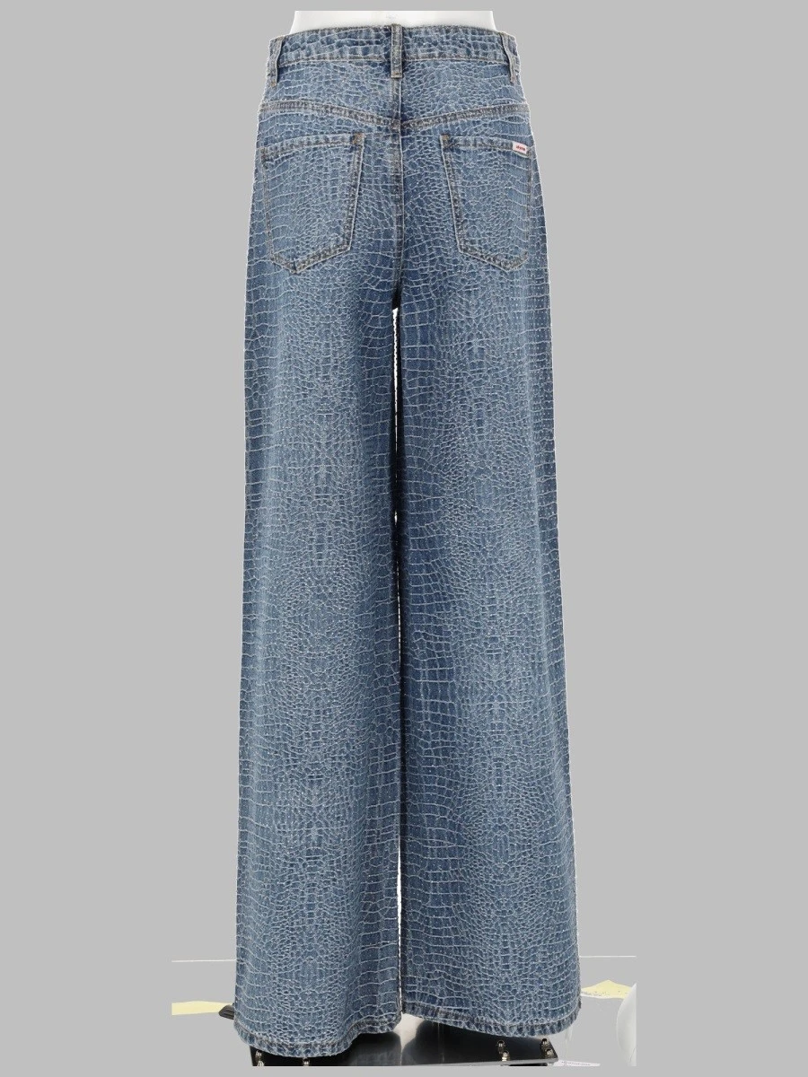 JEANS CON STRASS EFFETTO COCCODRILLO.webp