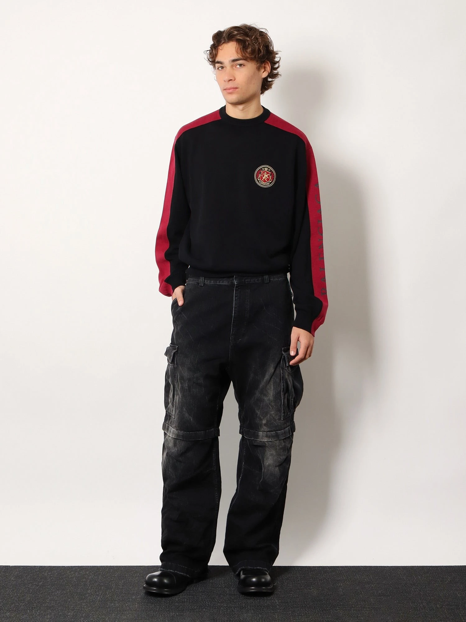 Cotton sweater with logo on the front.webp