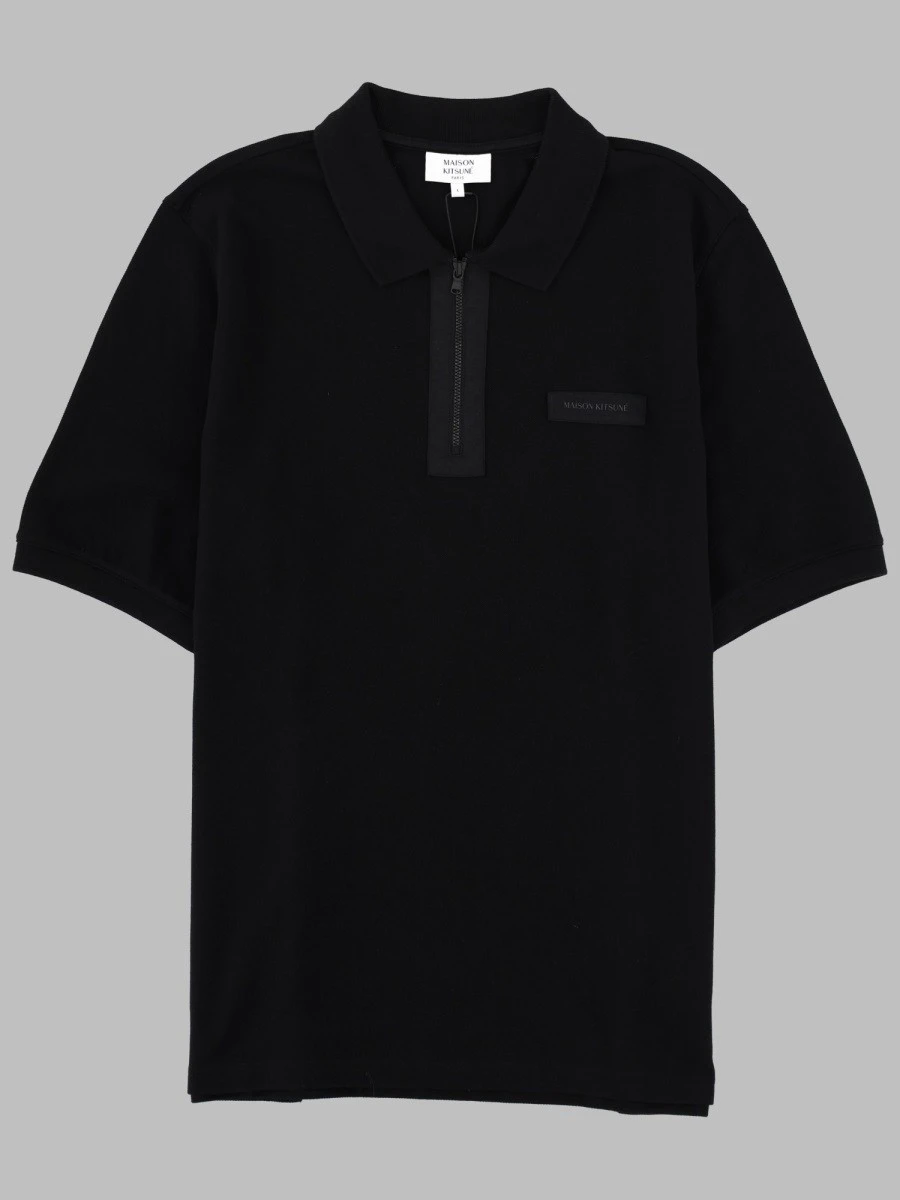 POLO CON ZIP E PATCH LOGO.webp