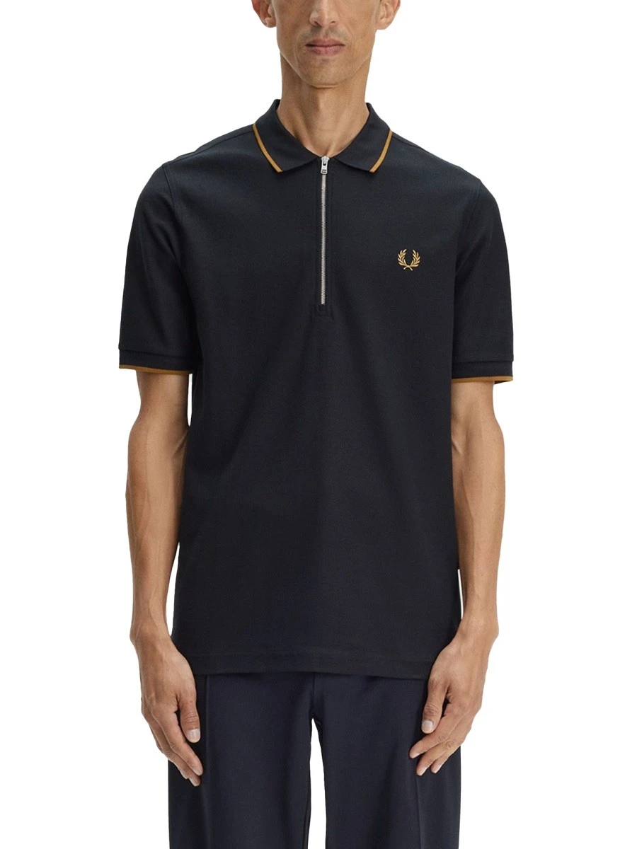 POLO CON ZIP E LOGO.webp