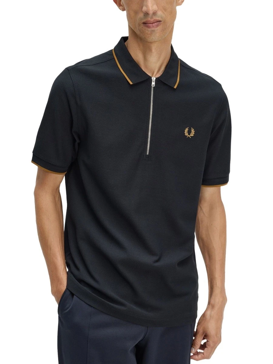 POLO CON ZIP E LOGO.webp