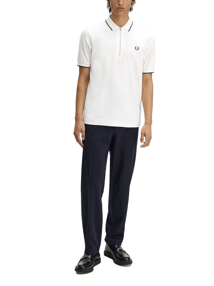 POLO CON ZIP E LOGO.webp