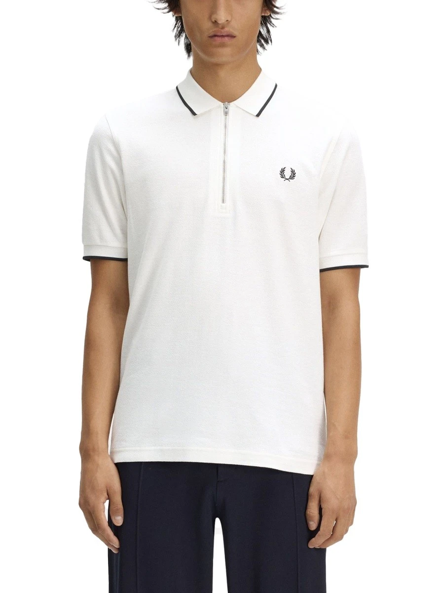 POLO CON ZIP E LOGO.webp