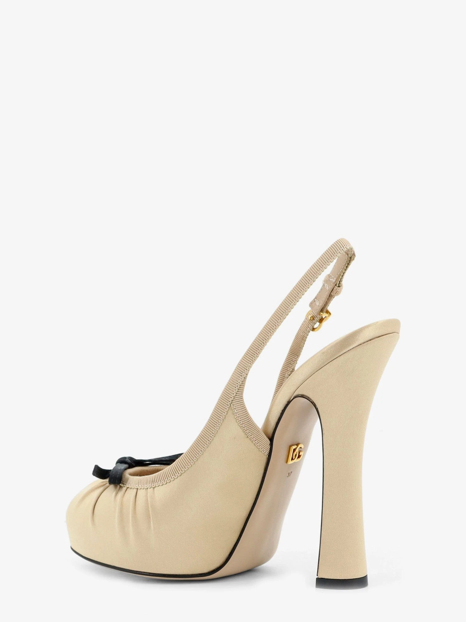 Satin décolleté.webp