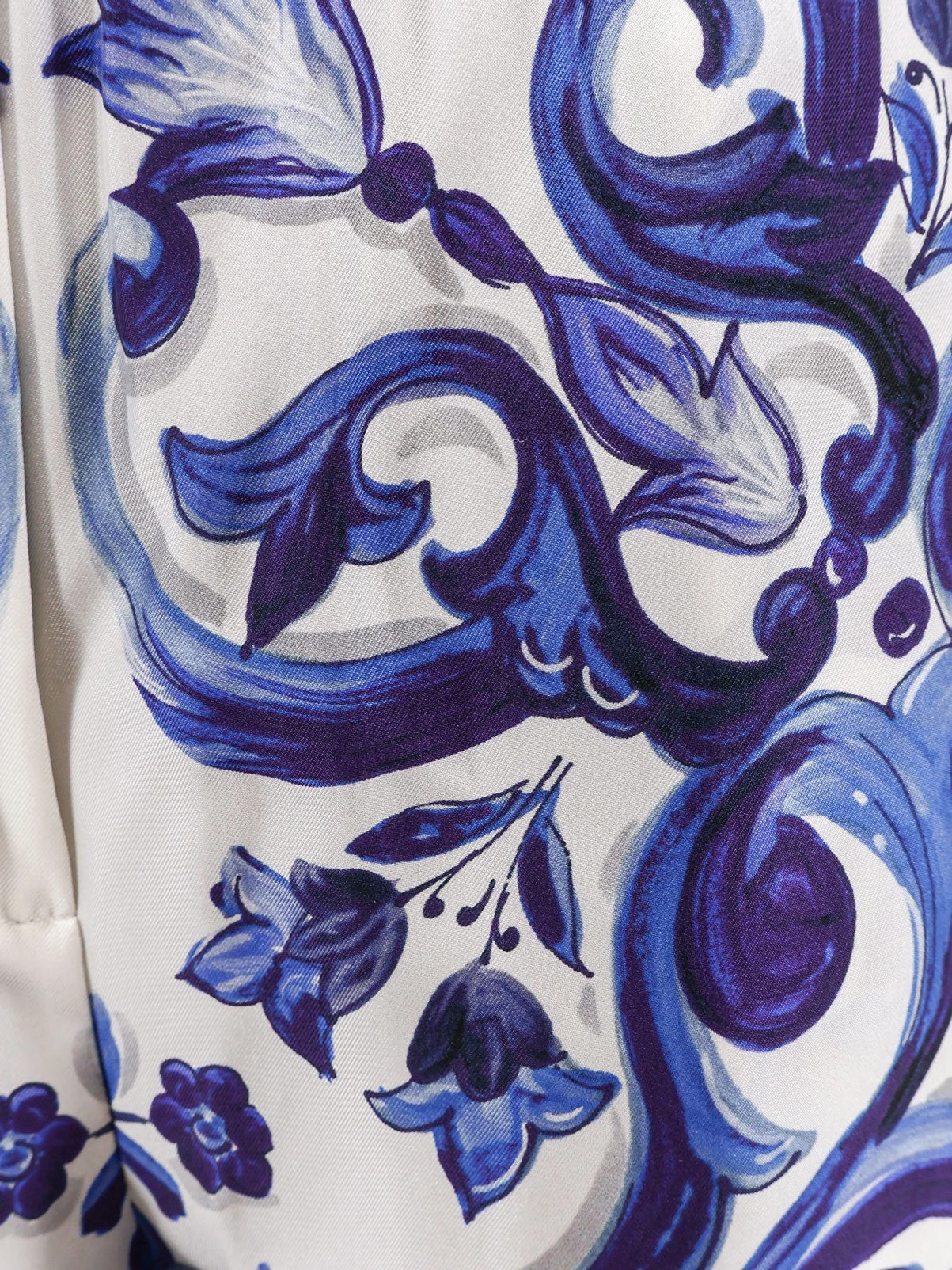 Silk shorts with Maiolica print.webp