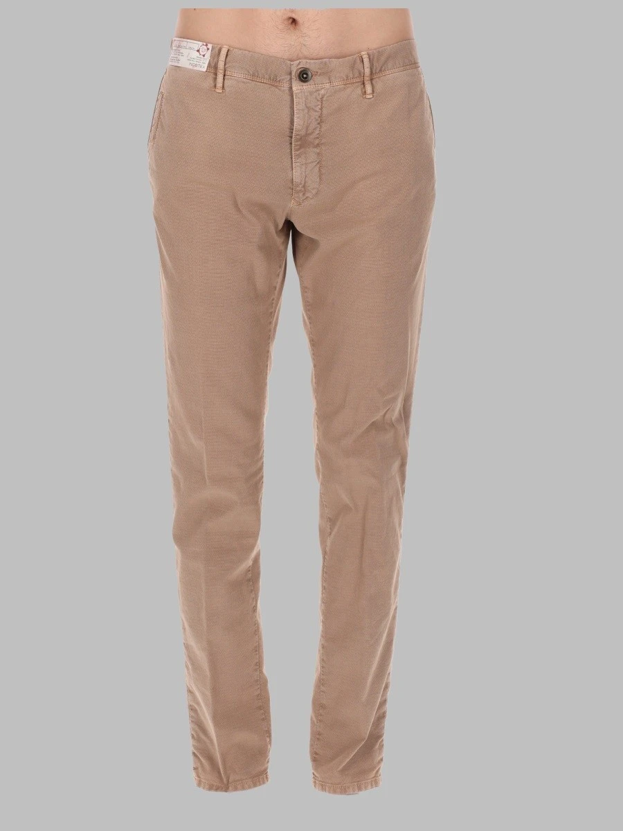 PANTALONE CON PATCH LOGO.webp