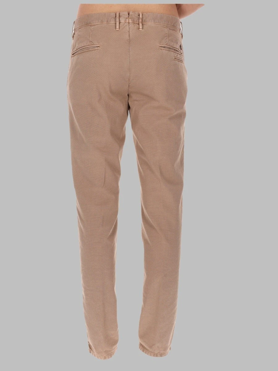 PANTALONE CON PATCH LOGO.webp