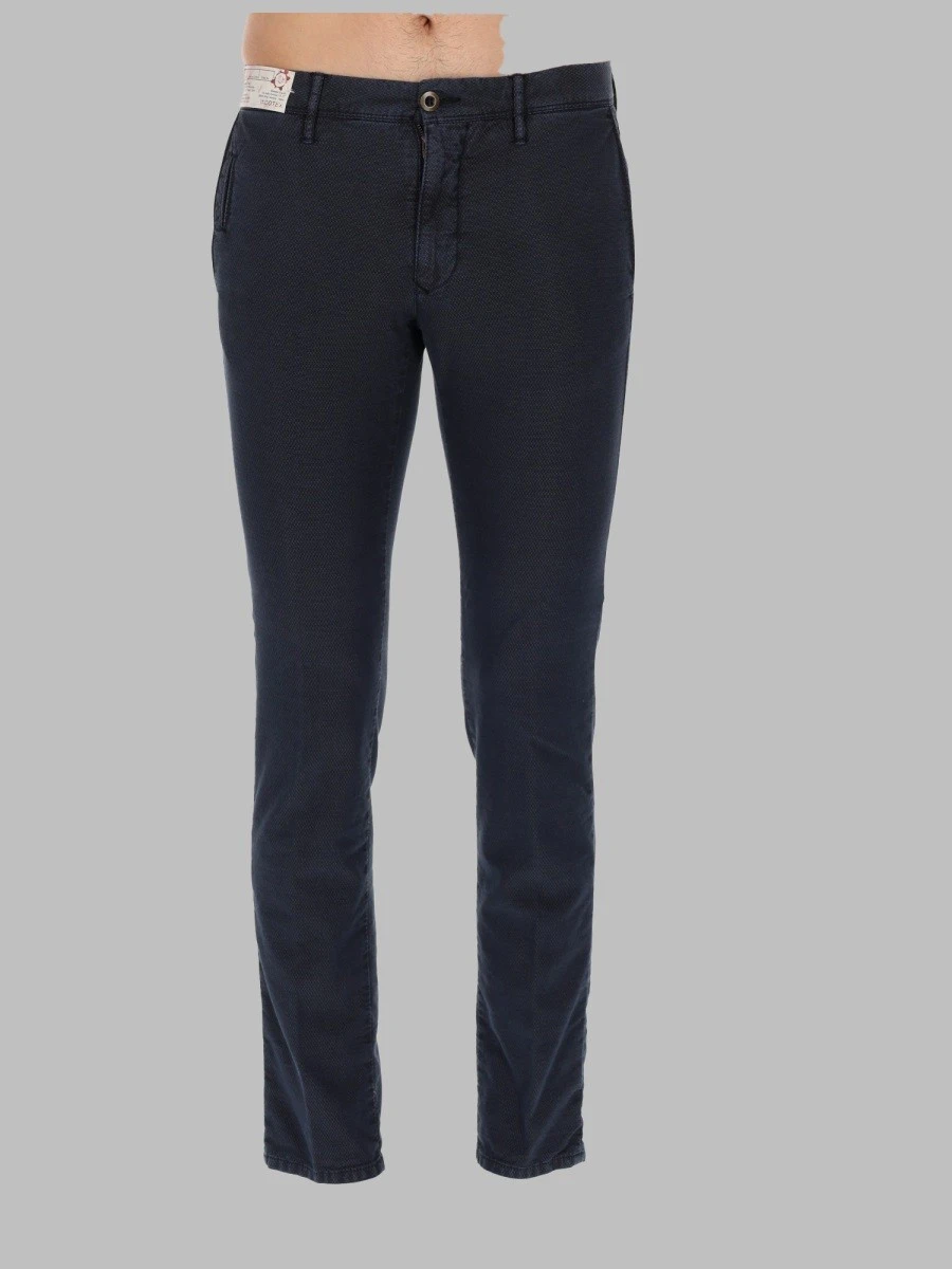 PANTALONE CON PATCH LOGO.webp