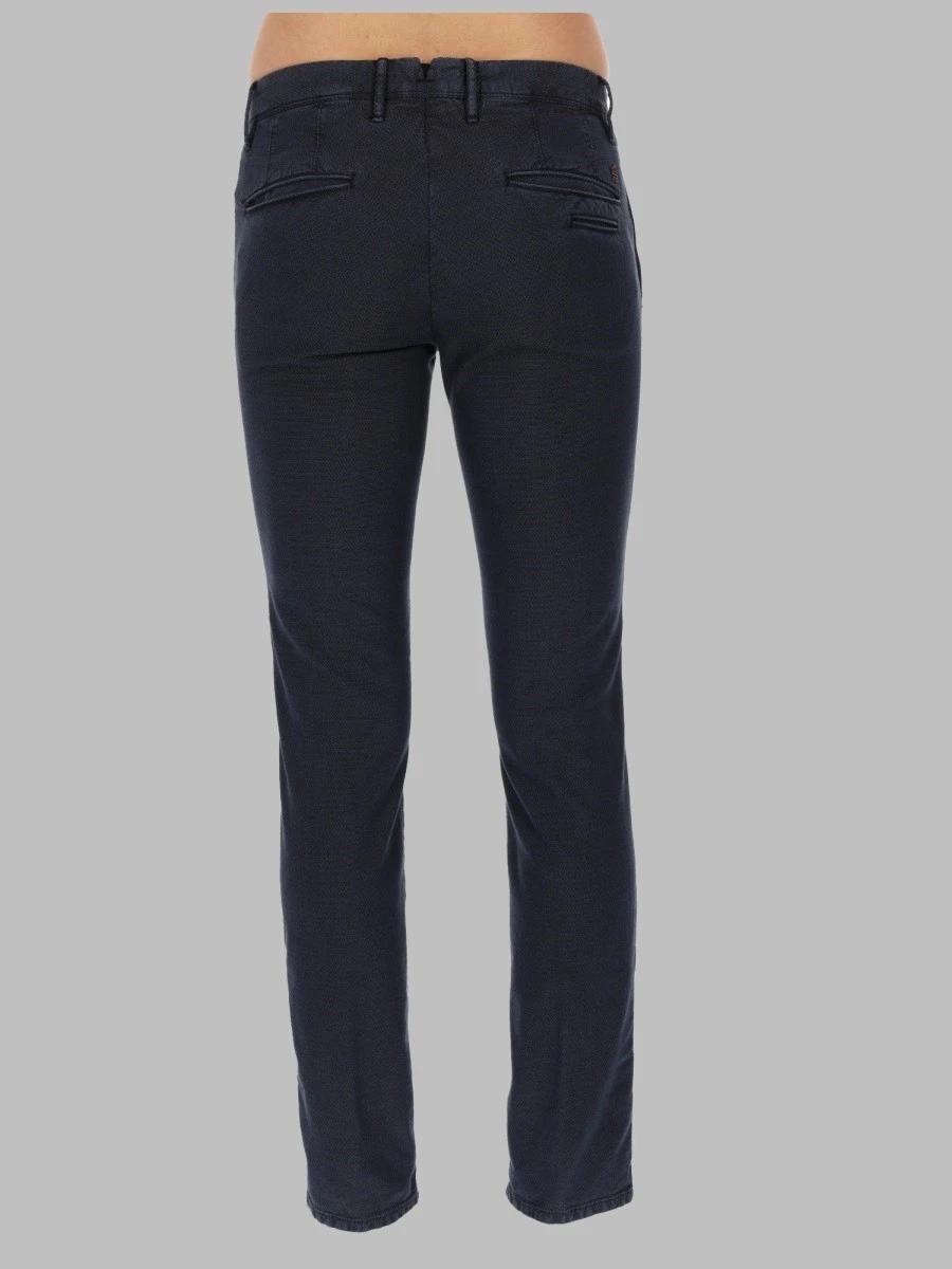 PANTALONE CON PATCH LOGO.webp
