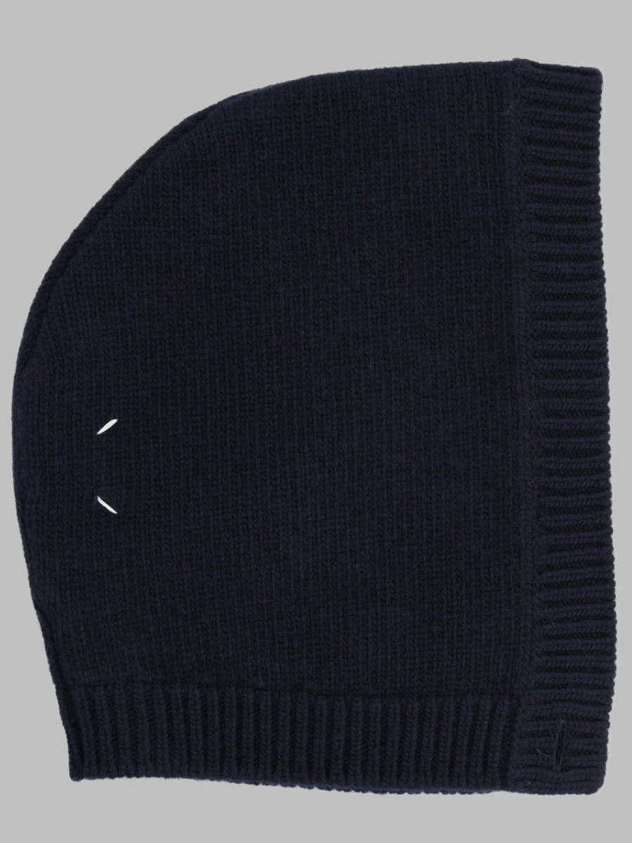 CAPPUCCIO IN LANA.webp