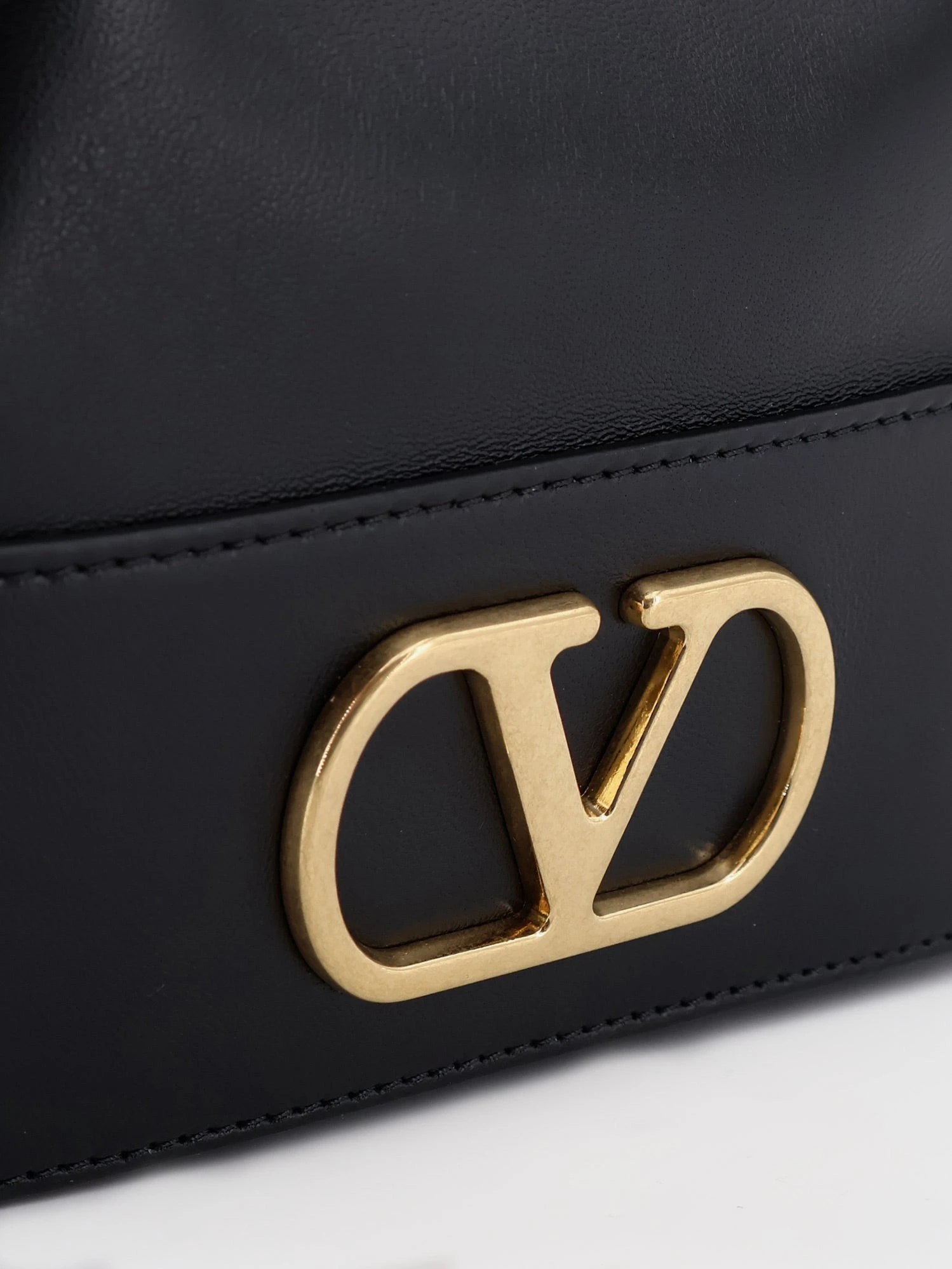 VLogo Signature Leather Bucket Bag.webp