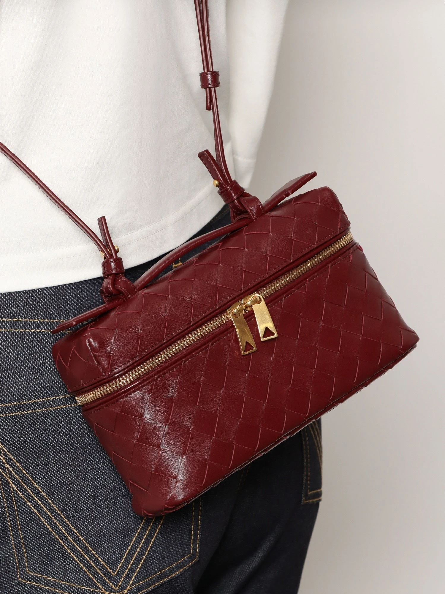 Bang Bang leather vanity case with Intrecciato motif.webp