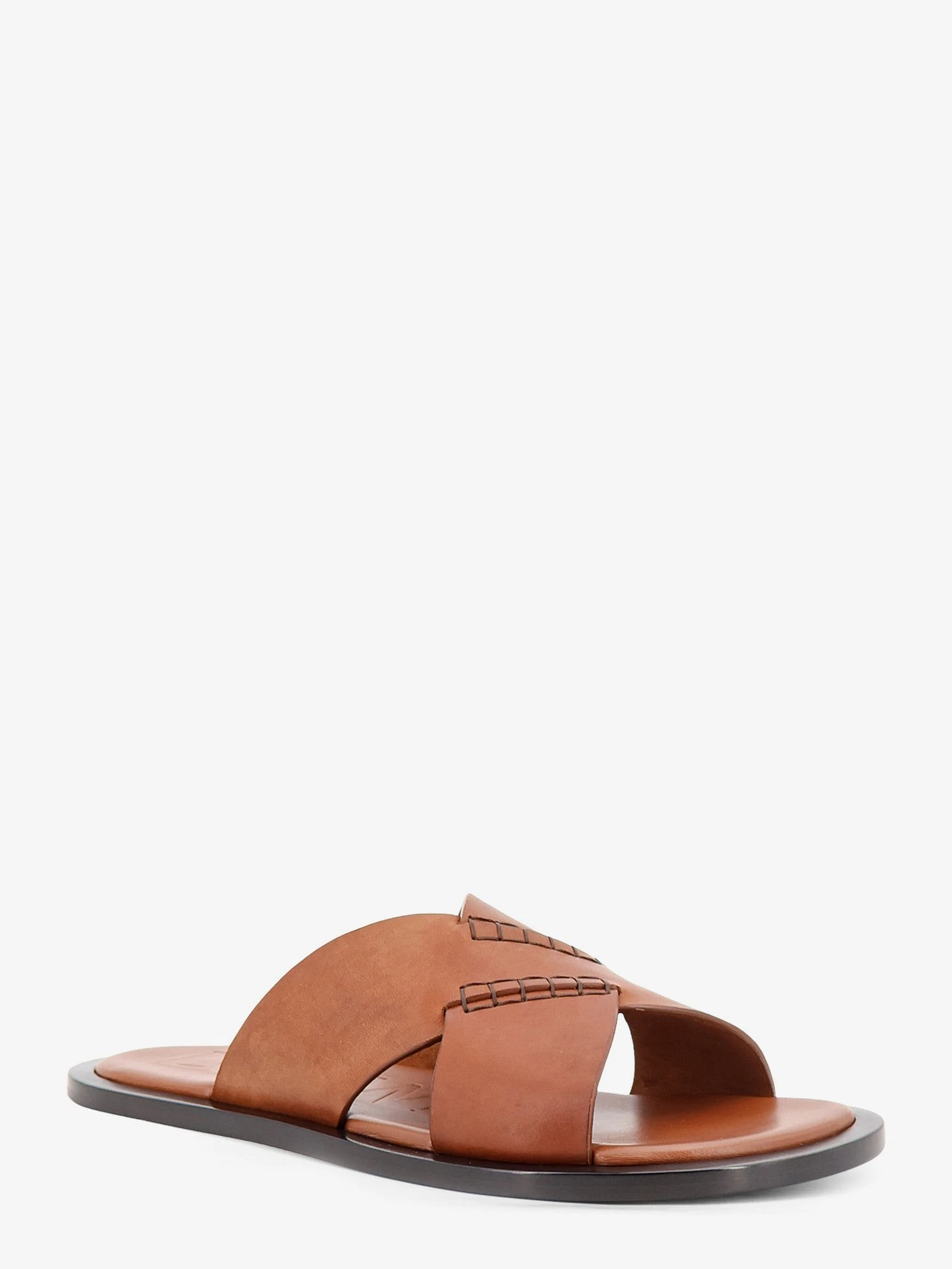 Flex leather sandals with crisscross detail.webp