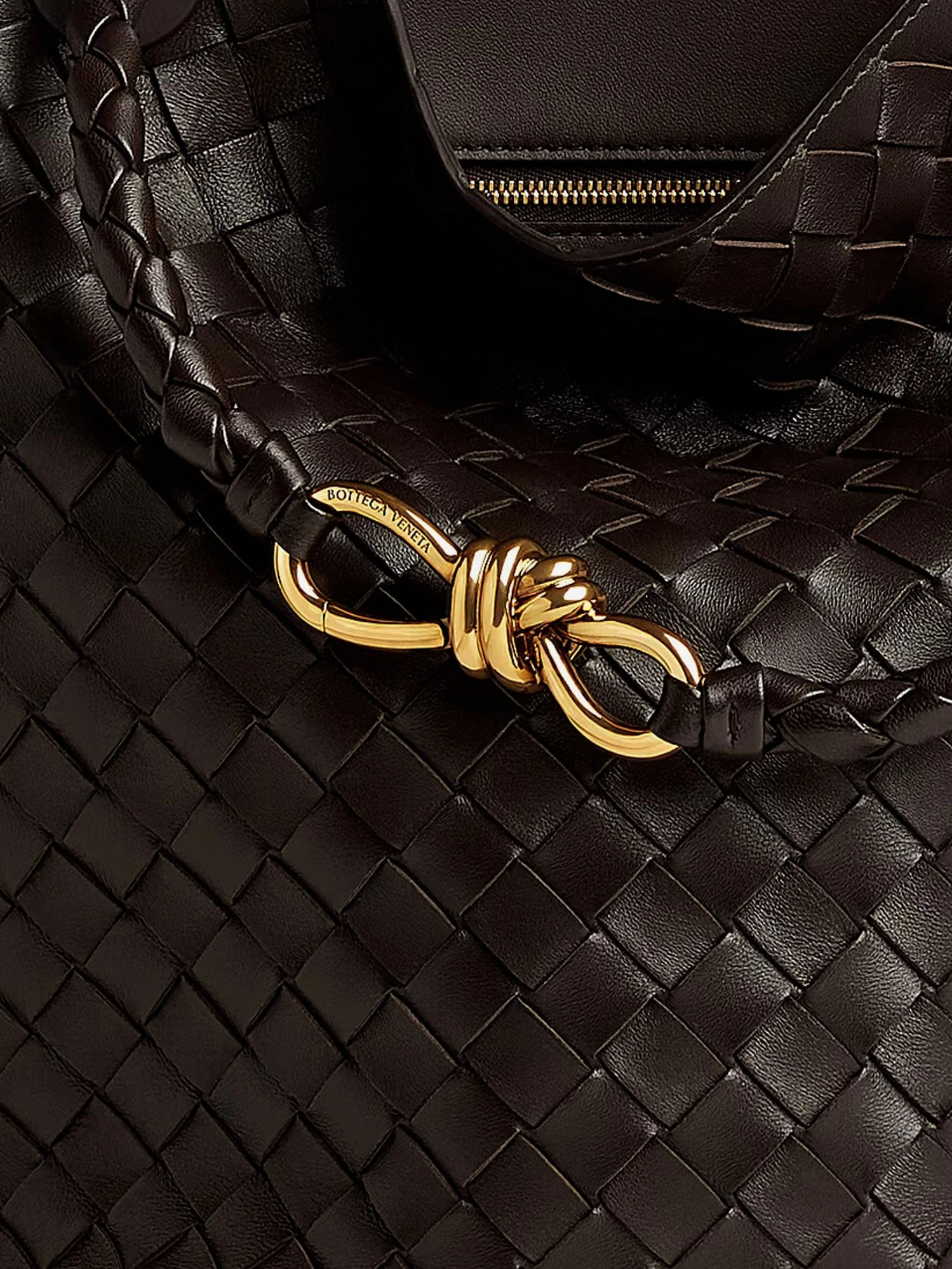 Andiamo Bucket leather crossbody bag with Intrecciato Pattern.webp