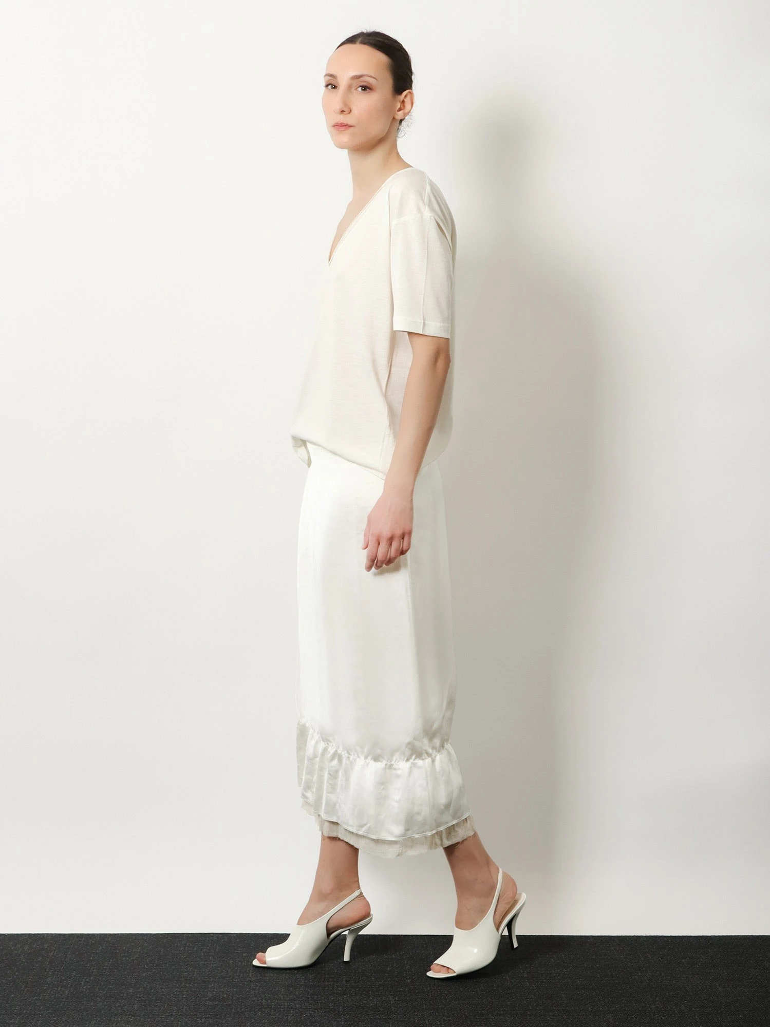 Layered viscose and linen blend skirt.webp
