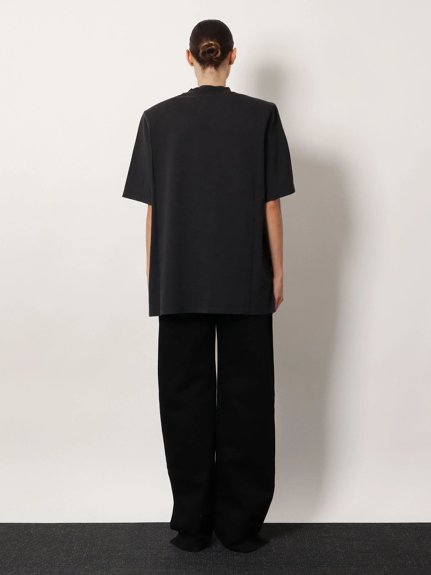 Cotton t-shirt with embroidered logo on the front.webp