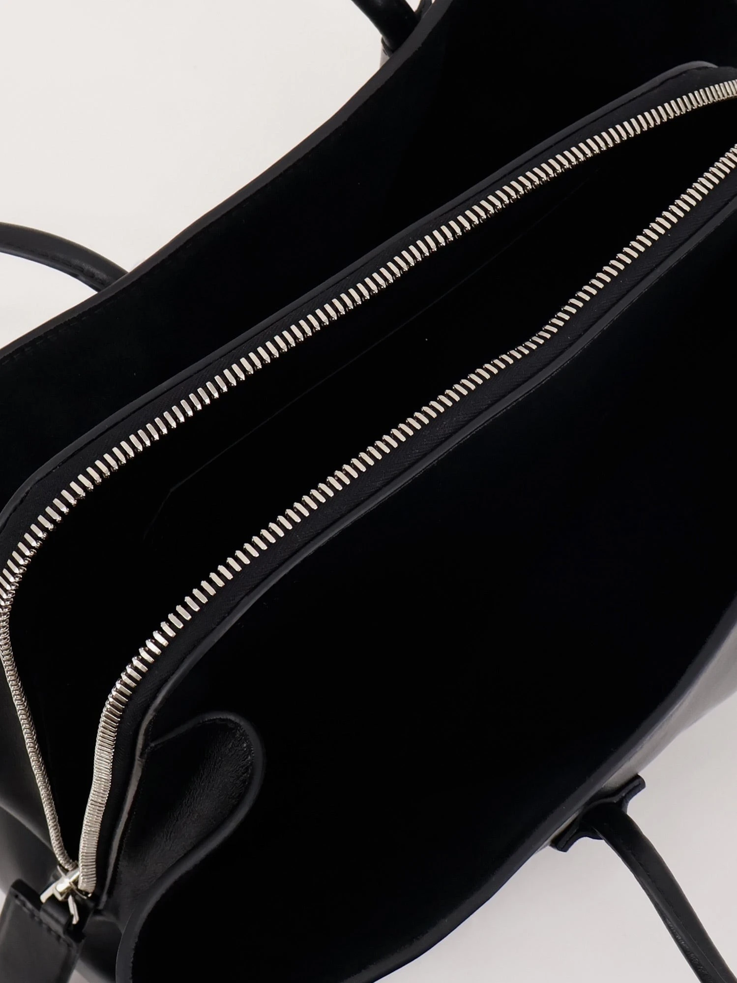 La Passeggiata Medium Leather Shoulder Bag.webp