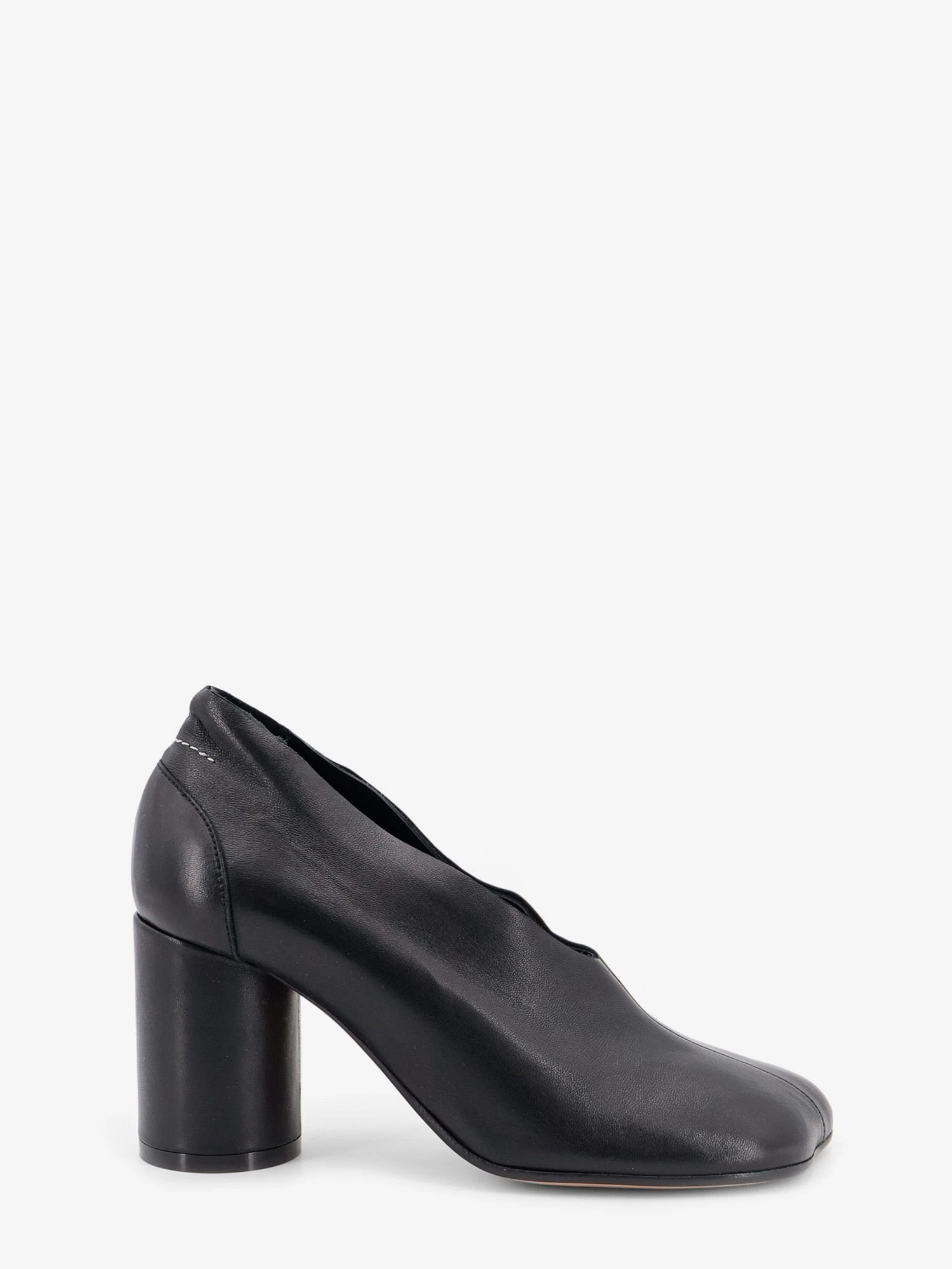 Leather pumps with iconic Atomic toe