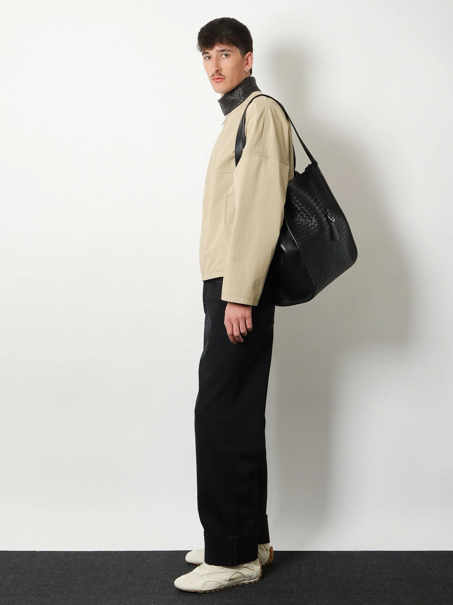 Corriere leather shoulder bag with Intrecciato pattern