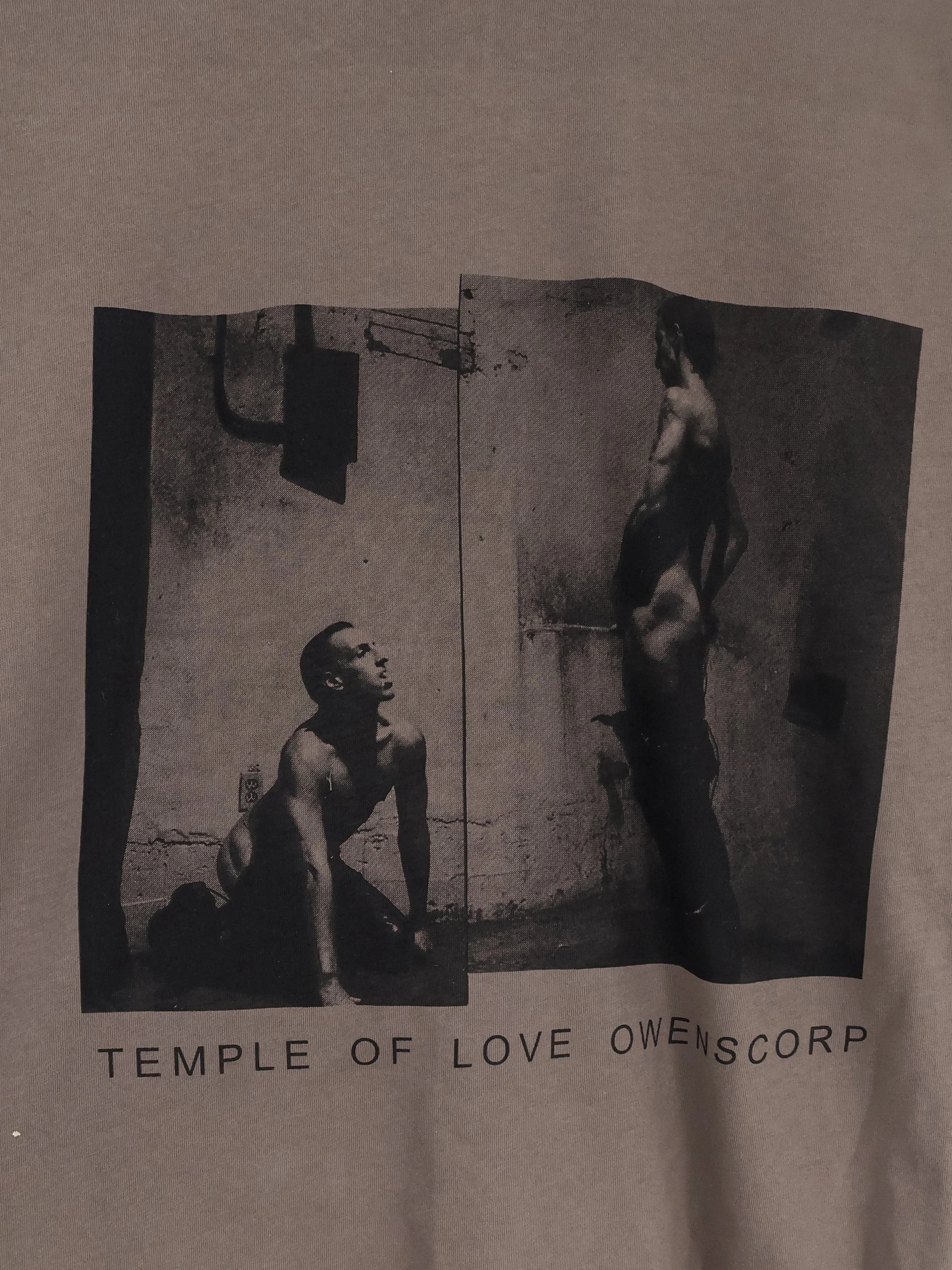 Cotton T-shirt with Level print on the front.webp