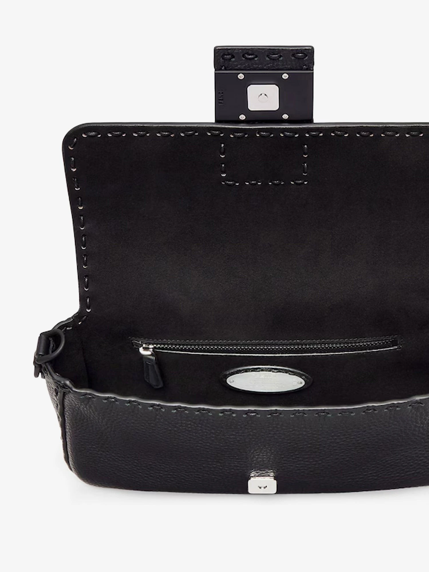 Baguette leather shoulder bag with Selleria stitchings.webp